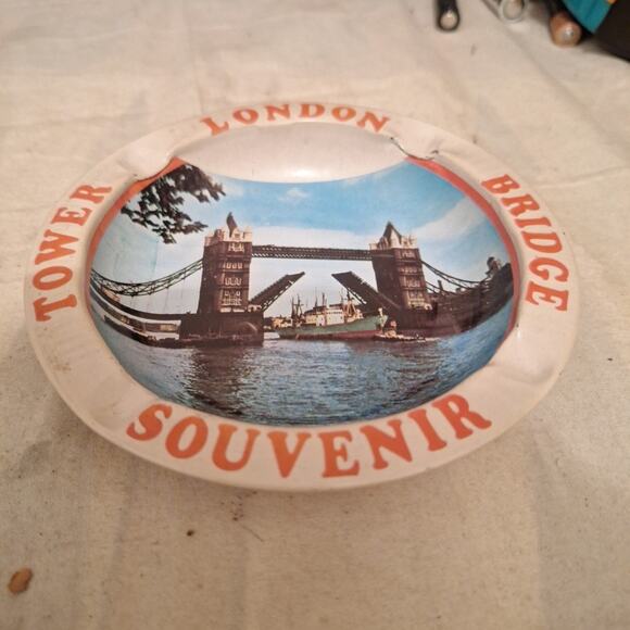 Vintage London Bridge Tower Souvenir Metal Ashtray, Made In Hong Kong - Picture 2 of 3